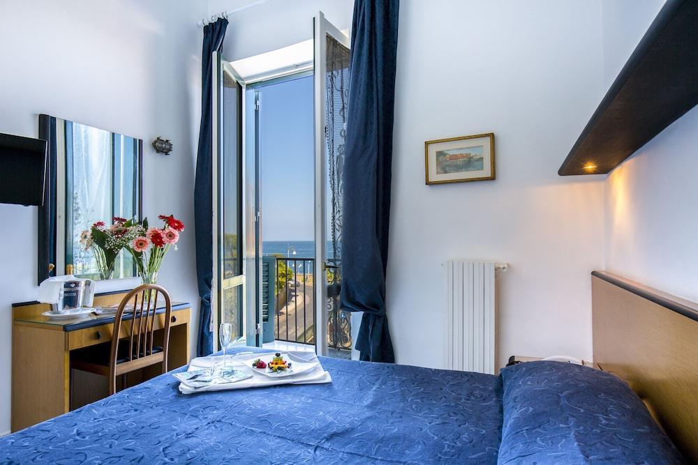 Hotel Il Faro Sorrento Esterno foto